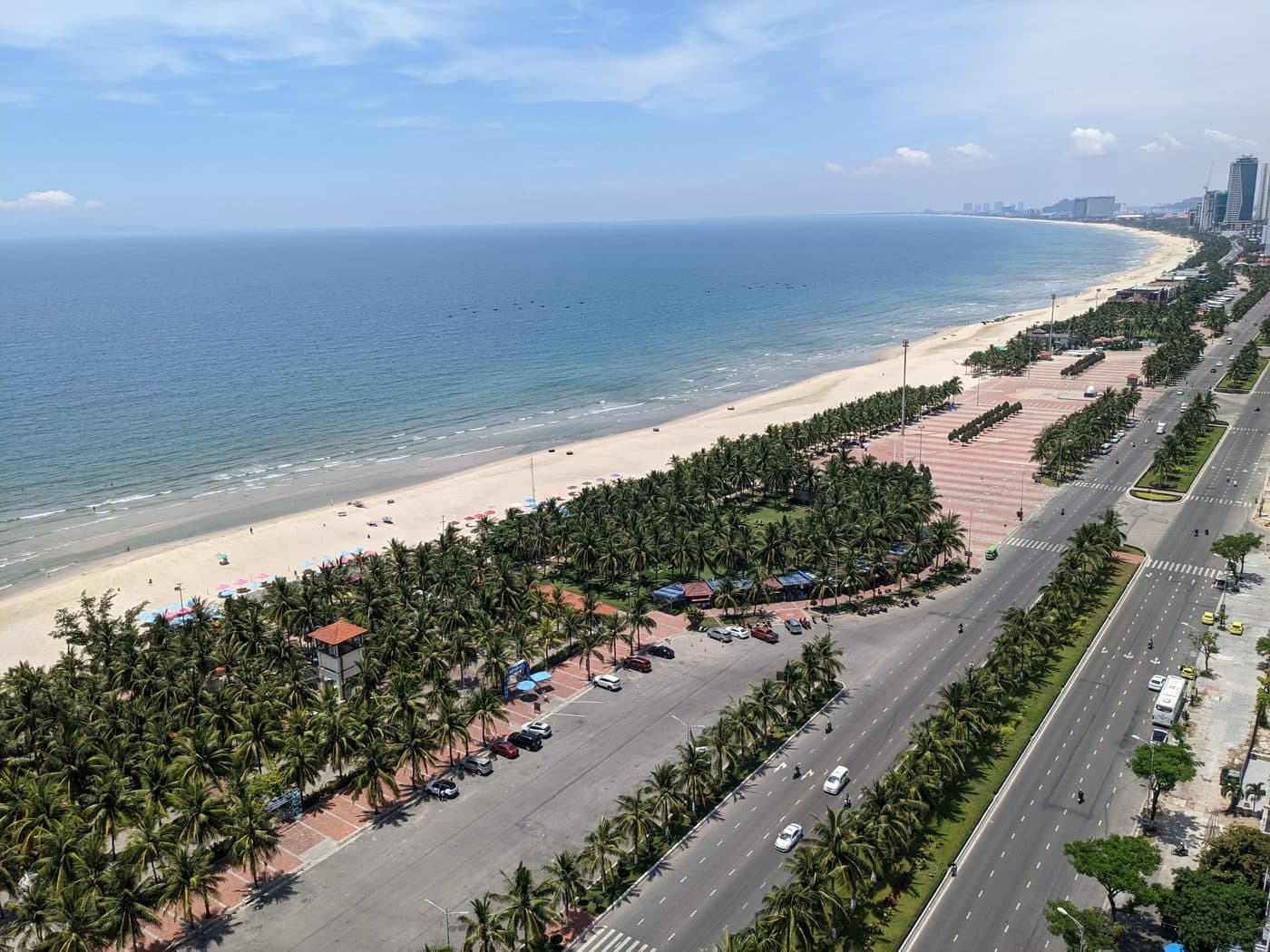 Toàn cảnh biển Mỹ Khê và trục đường ven biển Đà Nẵng nhìn từ trên cao