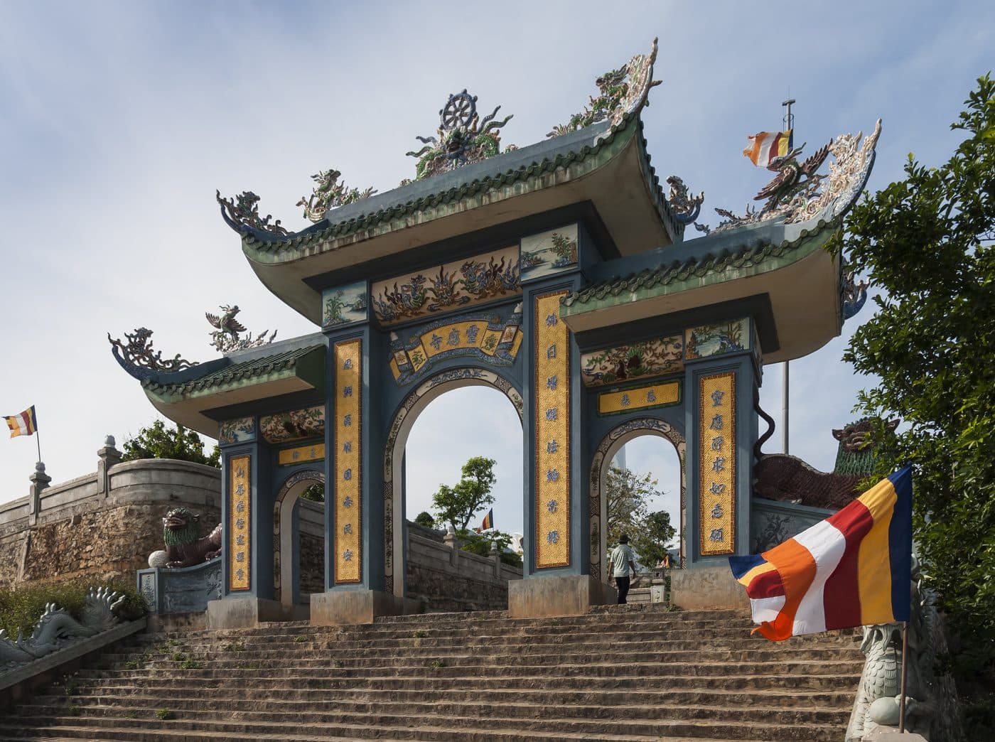 Cổng tam quan chùa Linh Ứng trên bán đảo Sơn Trà