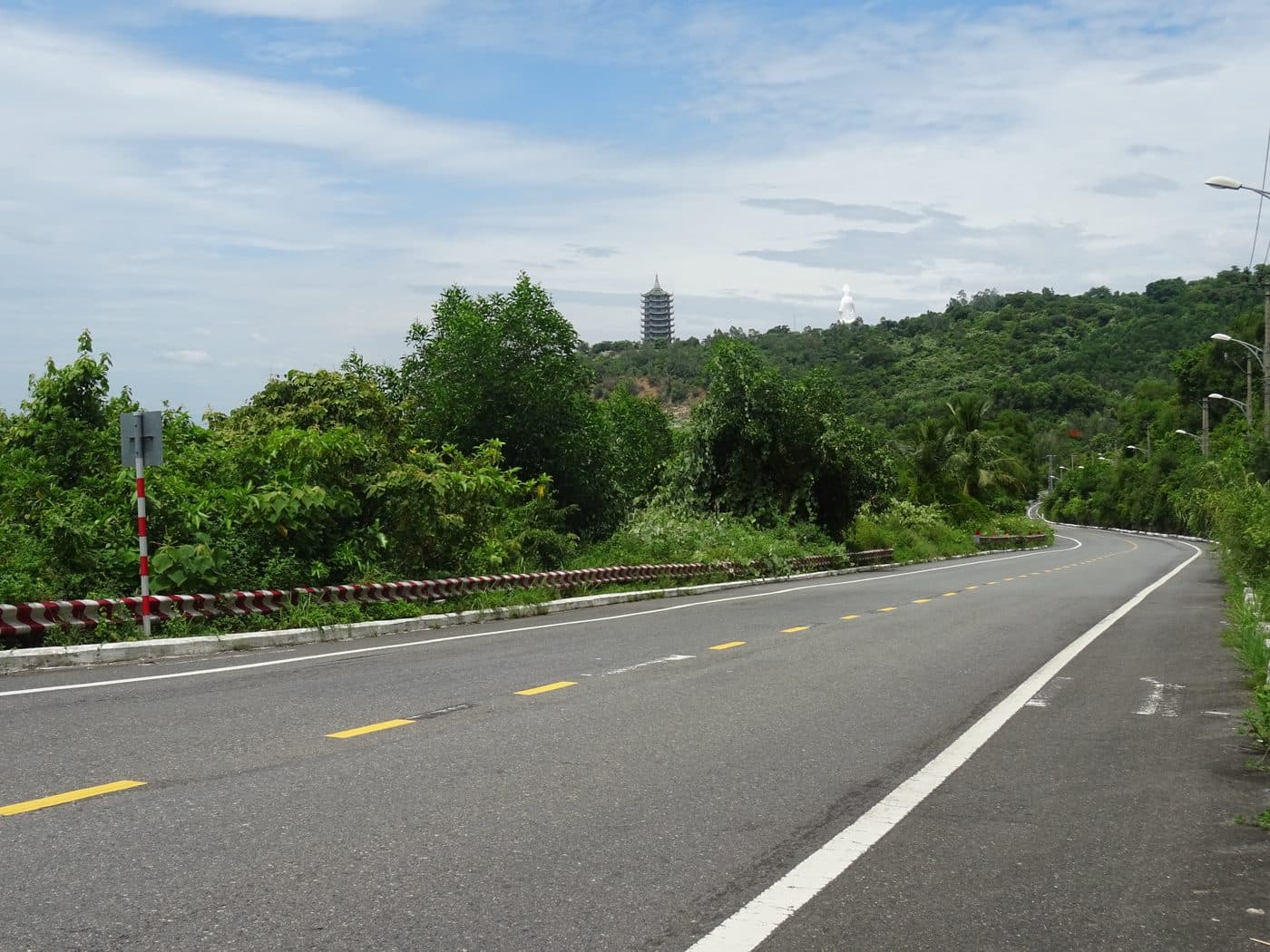 Đường Hoàng Sa uốn quanh chân bán đảo Sơn Trà, xa xa là chùa Linh Ứng