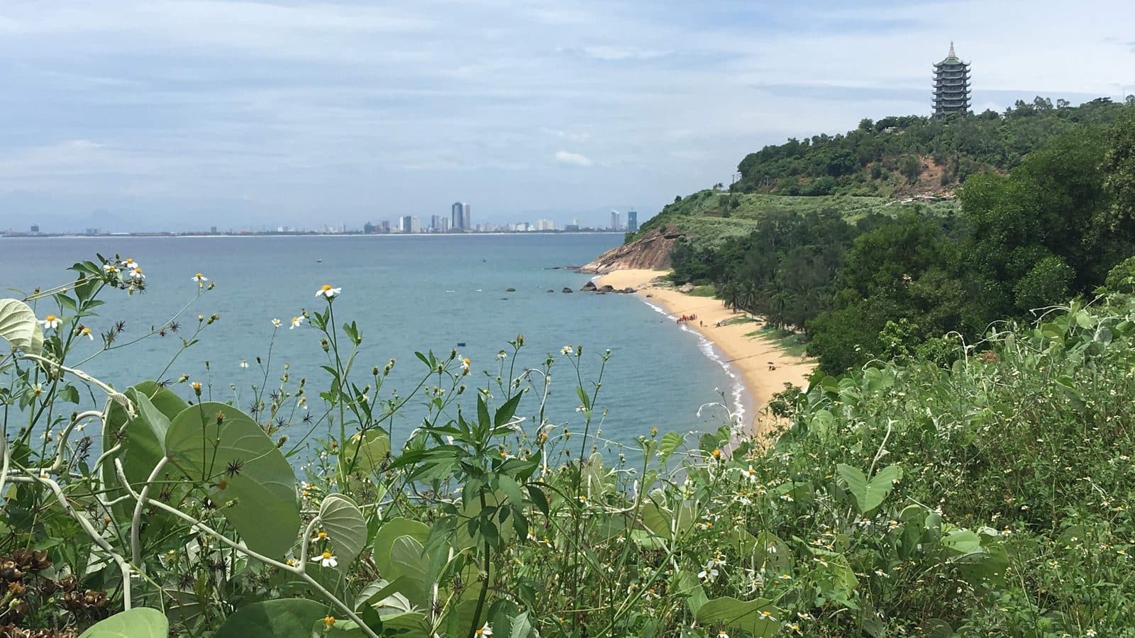 Bán đảo Sơn Trà nhìn về phía thành phố Đà Nẵng, thấy tháp chùa Linh Ứng trên đồi